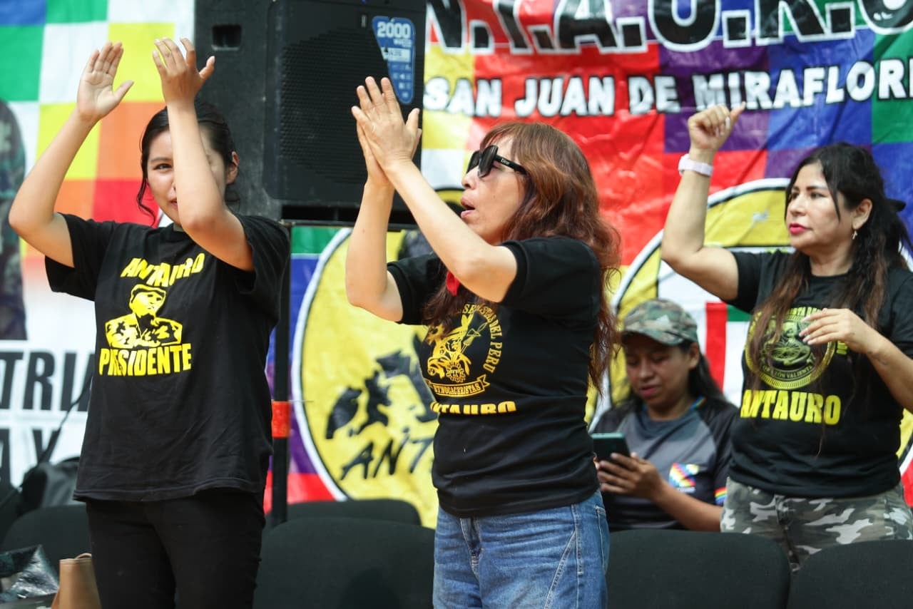 Simpatizantes del partido A.N.T.A.U.R.O.