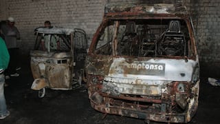 Se incendian tres vehículos en cochera de El Agustino