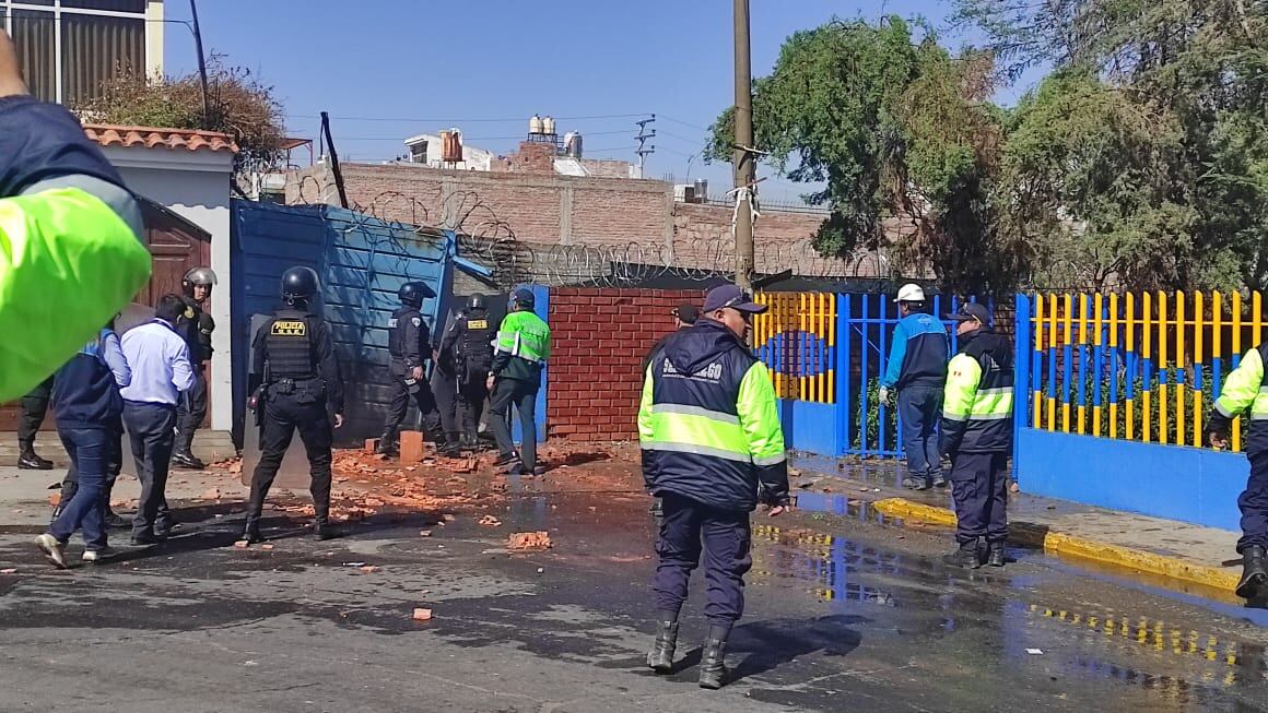 Desalojo de canillitas en José Luis Bustamante y Rivero. Foto: GEC.