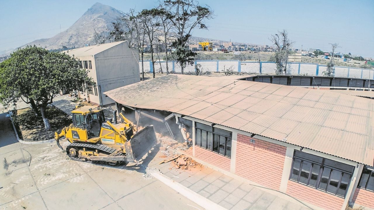 Hace un año se demolieron las oficinas administrativas de este proyecto situadas en el Parque Industrial, en el distrito de La Esperanza, pero antes los trabajadores ya se habían mudado a locales rentados por el GORE La Libertad, a fin de que en ese terreno libre se construya el nuevo Hospital Regional Docente de Trujillo, pero la obra no inicia.