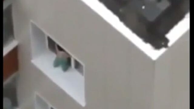 Youtube: Bebé camina por la ventana de un edificio (VIDEO)