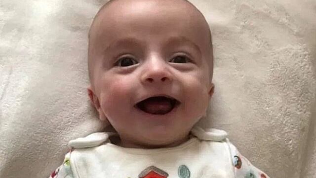Bebé despierta después de estar en coma por 5 días y sonríe a su papá (FOTOS)