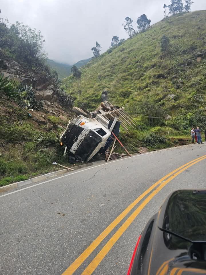 El conductor resultó herido y tuvo que ser evacuado a un centro de salud de la zona.