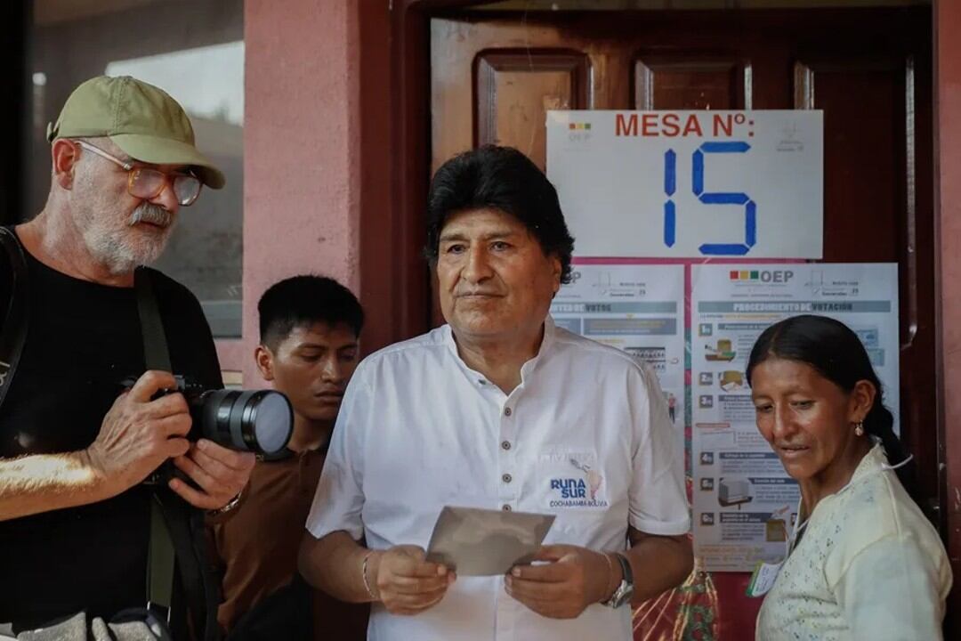 El expresidente de Bolivia Evo Morales acudió a votar en el centro Escuela Villa 14 este domingo, municipio de Villa Tunari (Bolivia). EFE/Rodrigo Sura