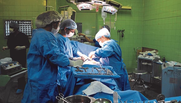 Operación en el hospital Honorio Delgado. Foto: cortesía.