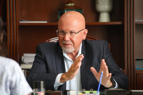 Surco otorga licencia a Carlos Bruce para postular a la alcaldía de Lima