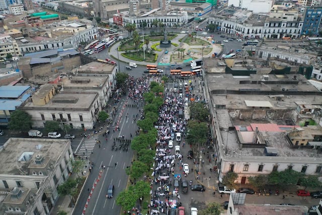 Marcha convocada por Juntos por el Perú se desarrolla bajo estricto resguardo policial