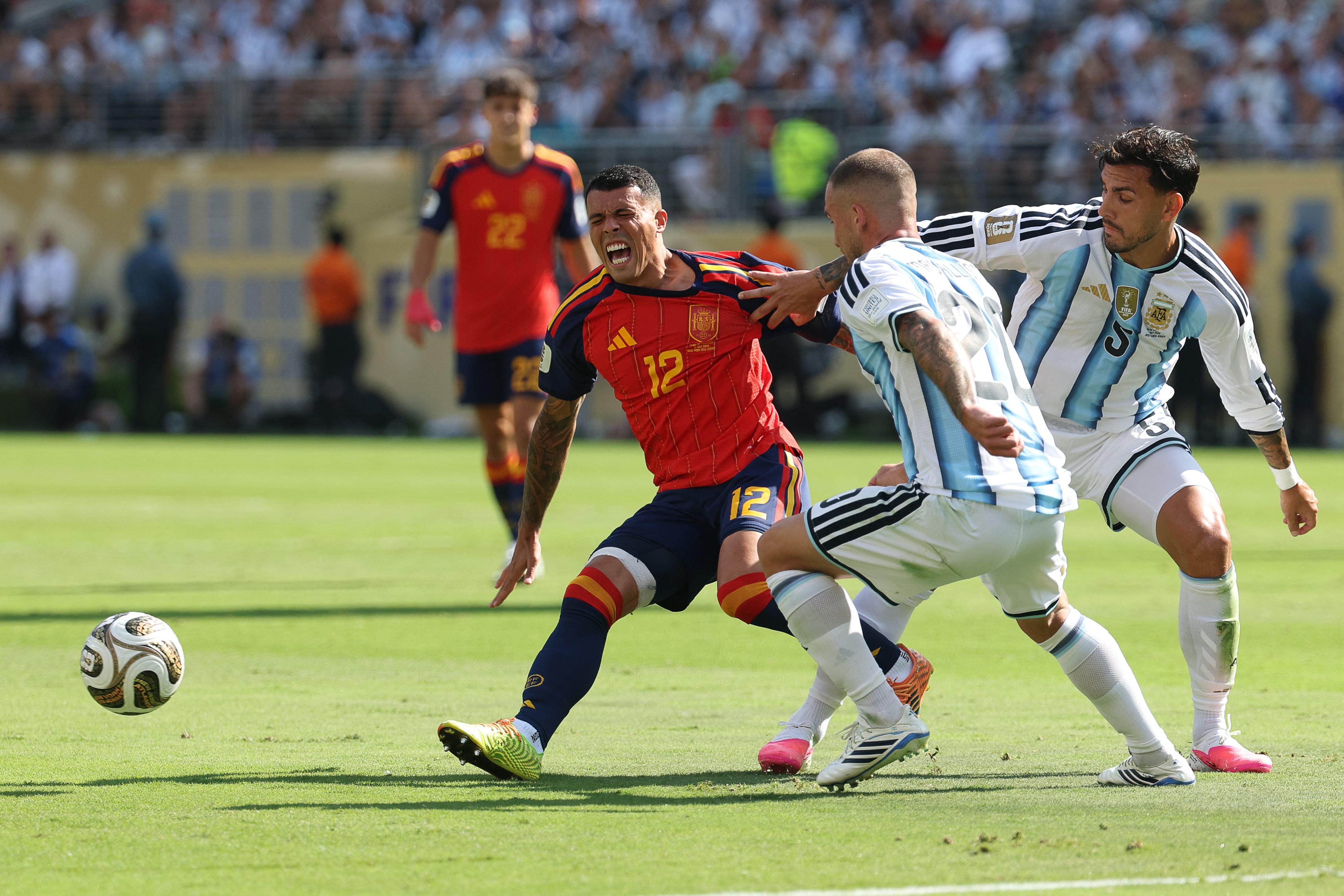 Argentino comete falta sobre el español Pedro Porro, en al final del Mundial 2026. (Photo by Odd ANDERSEN / AFP)