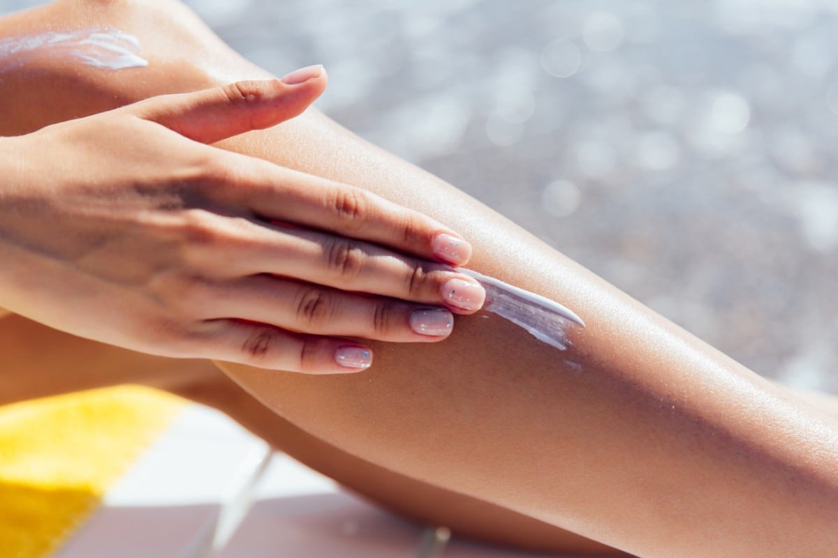 La entidad del Ministerio de Salud exhorta a aplicar el protector solar 30 minutos antes de la exposición y adquirirlo solo en establecimientos formales. (Foto referencial: Freepik)