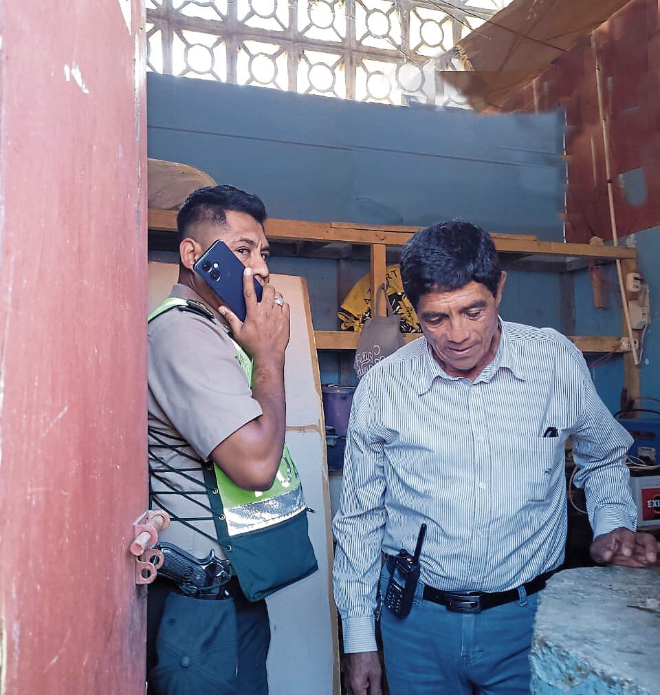 La víctima habría ingresado a hurtar cable de cobre cuando sufrió una descarga eléctrica, quedando colgado en el lugar. Personal policial inició las investigaciones