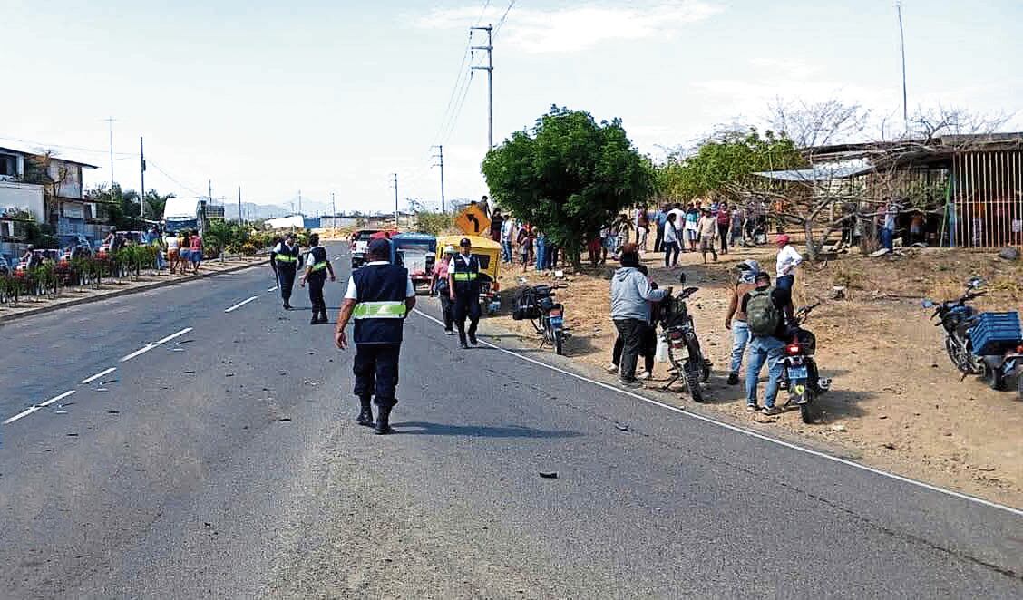 Uno de ellos chocó contra un automóvil en Tambogrande, mientras que el otro joven se despistó en su motocicleta y colisionó contra una casa en Suyo