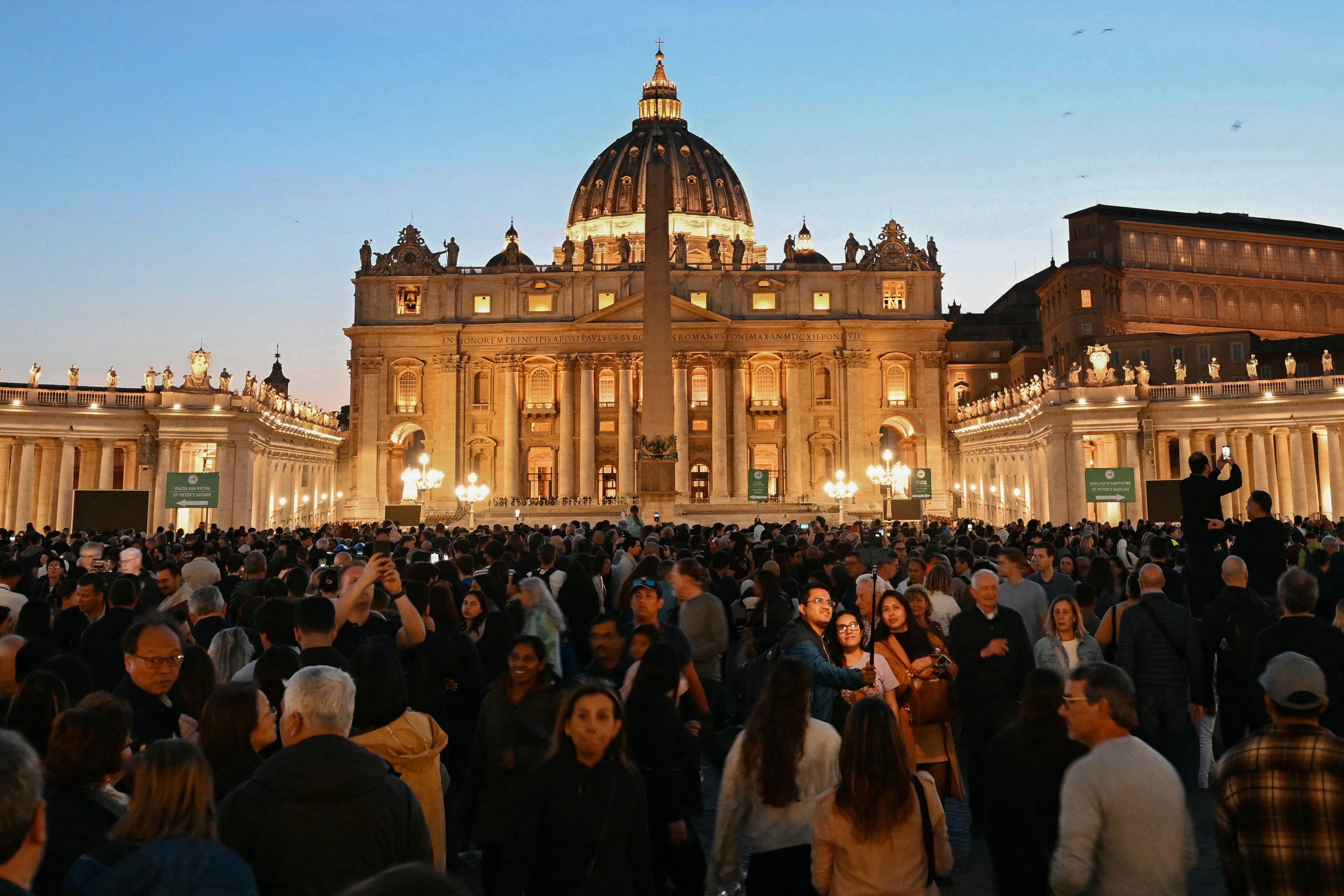 El féretro del primer papa latinoamericano fue cerrado en una ceremonia privada encabezada por el cardenal camarlengo, Kevin Farrell. (Photo by Stefano Rellandini / AFP)