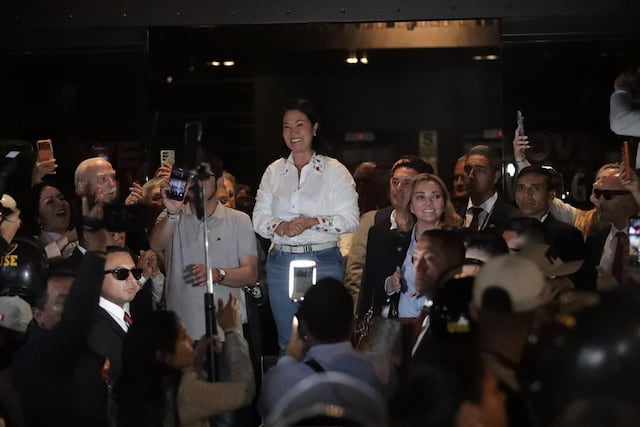 Keiko Fujimori saluda a sus simpatizantes tras pronunciarse sobre el conteo rápido (Fotos: Julio Reaño/GEC)