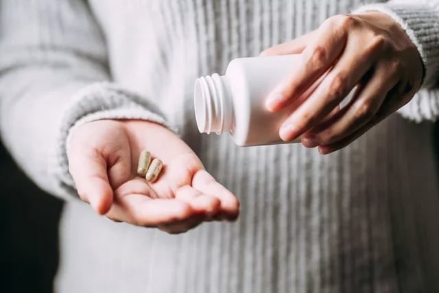 Los corticoides son medicamentos útiles para tratar diversas enfermedades, pero su uso prolongado o en dosis inadecuadas puede generar complicaciones. Suspenderlos de forma brusca también puede ser riesgoso.