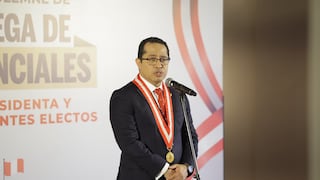Roberto Burneo califica de “hecho histórico” que el país tenga por primera vez una presidenta elegida por voto popular