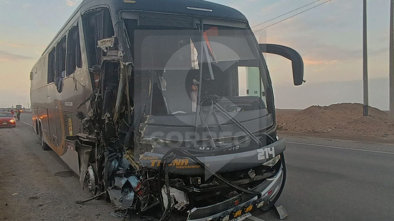 Bus de Turismo Tacna choca contra retroexcavadora en la Panamericana Sur (Foto: Darío Román)