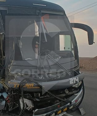 Bus de Turismo Tacna choca contra retroexcavadora en la Panamericana Sur (Foto: Darío Román)