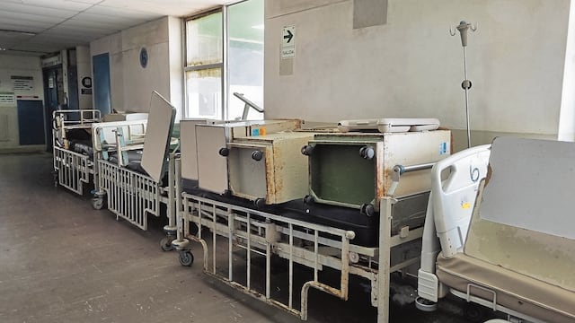 Un deprimente panorama de camas hospitalarias y cajonería en desuso.