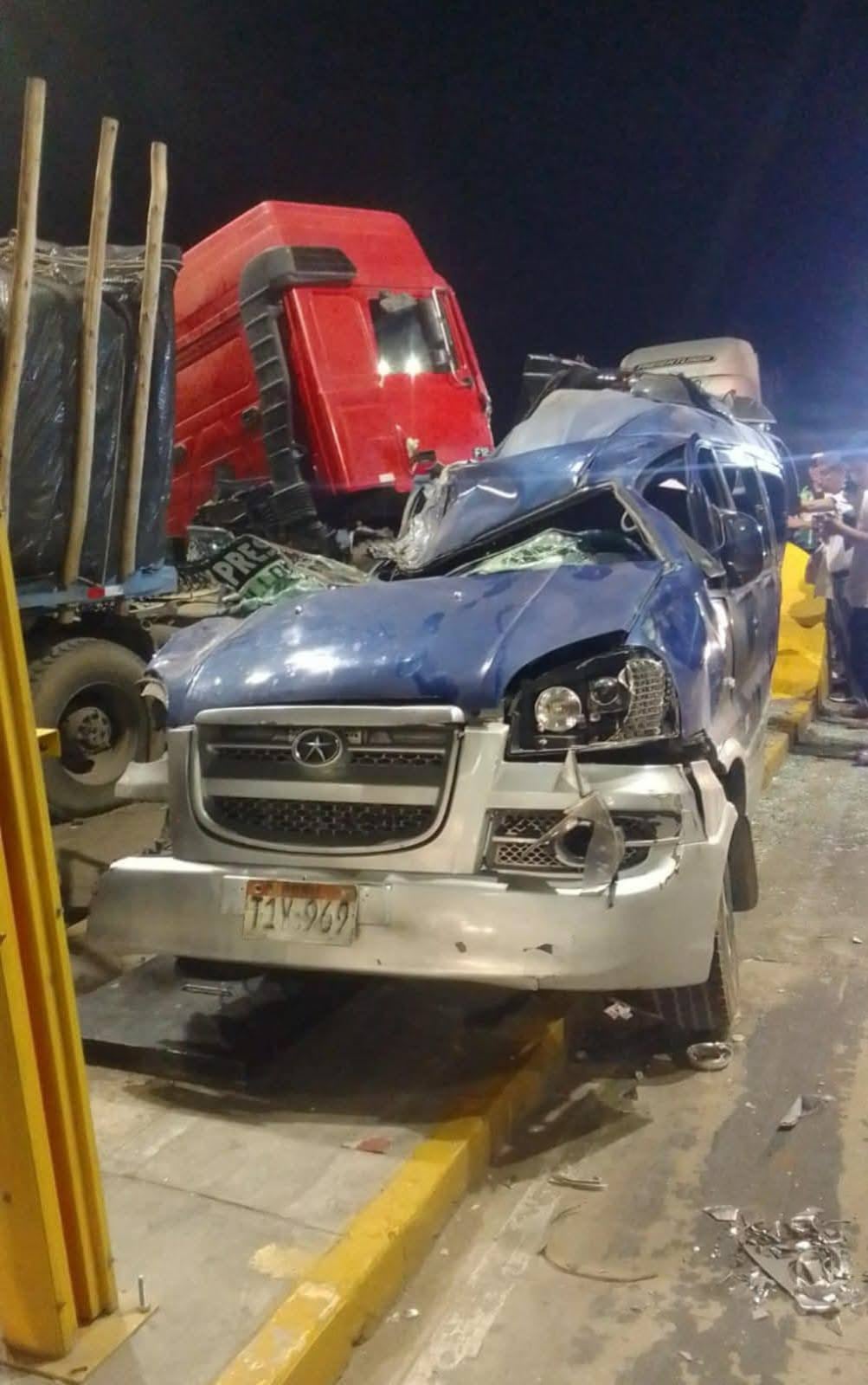 Un tráiler impactó contra la caseta y otros dos vehículos. Tras el siniestro tres personas perdieron la vida.