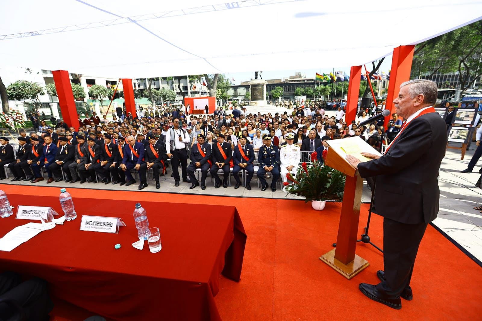 El presidente (e) del Congreso, Fernando Rospigliosi, participa en la ceremonia de conmemoración por el 29.º aniversario de la Operación Chavín de Huántar, que se desarrolla en la Plaza de la Constitución.