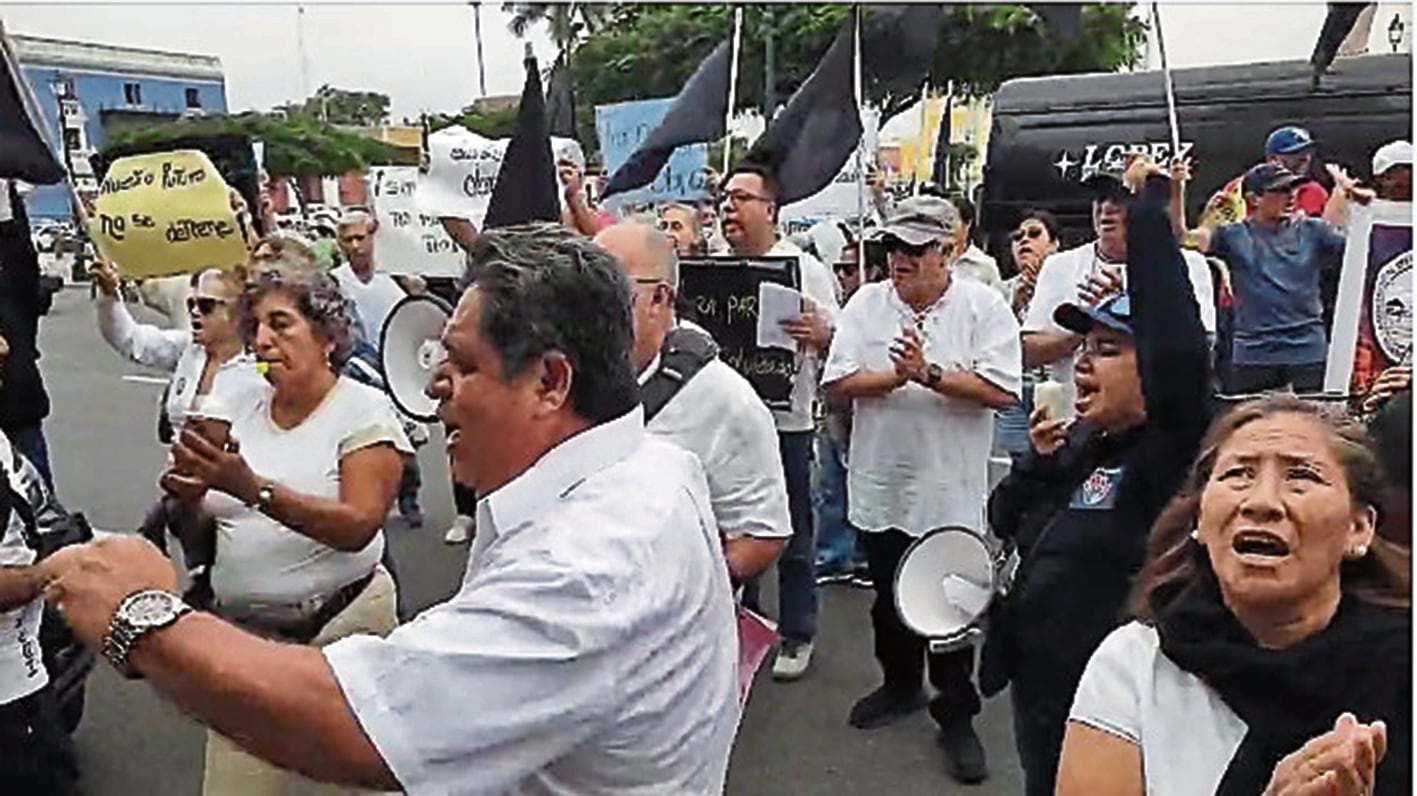 Manifestantes llegaron hasta el Gobierno Regional exigiendo que se cumplan los compromisos.