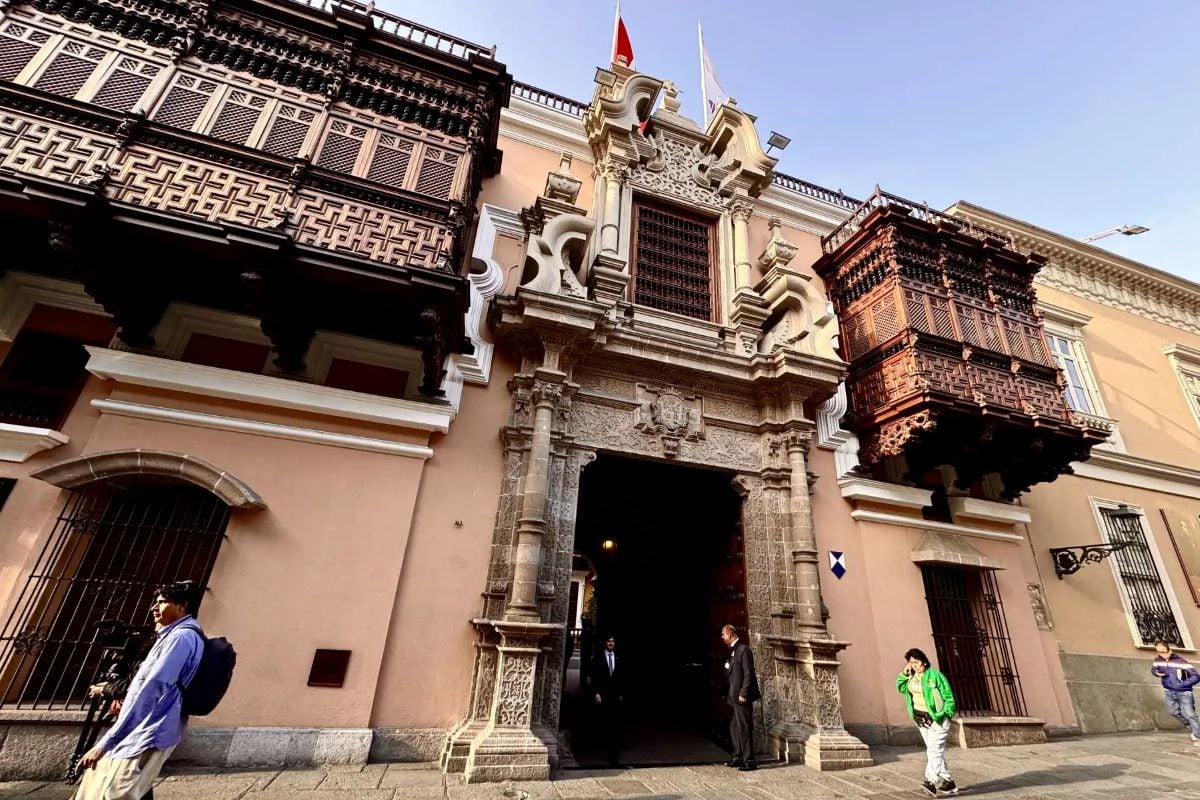 Familia peruana evacuada desde Jerusalén cruzó hacia Jordania con apoyo diplomático y aguarda su retorno al país, informó la Cancillería. Foto: Andina.