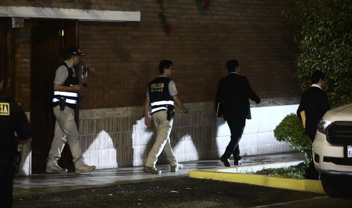 El allanamiento en casa de Dina Boluarte se realizó en la noche del viernes 29 de marzo en el distrito de Surquillo | Foto: César Grados/@photo.gec