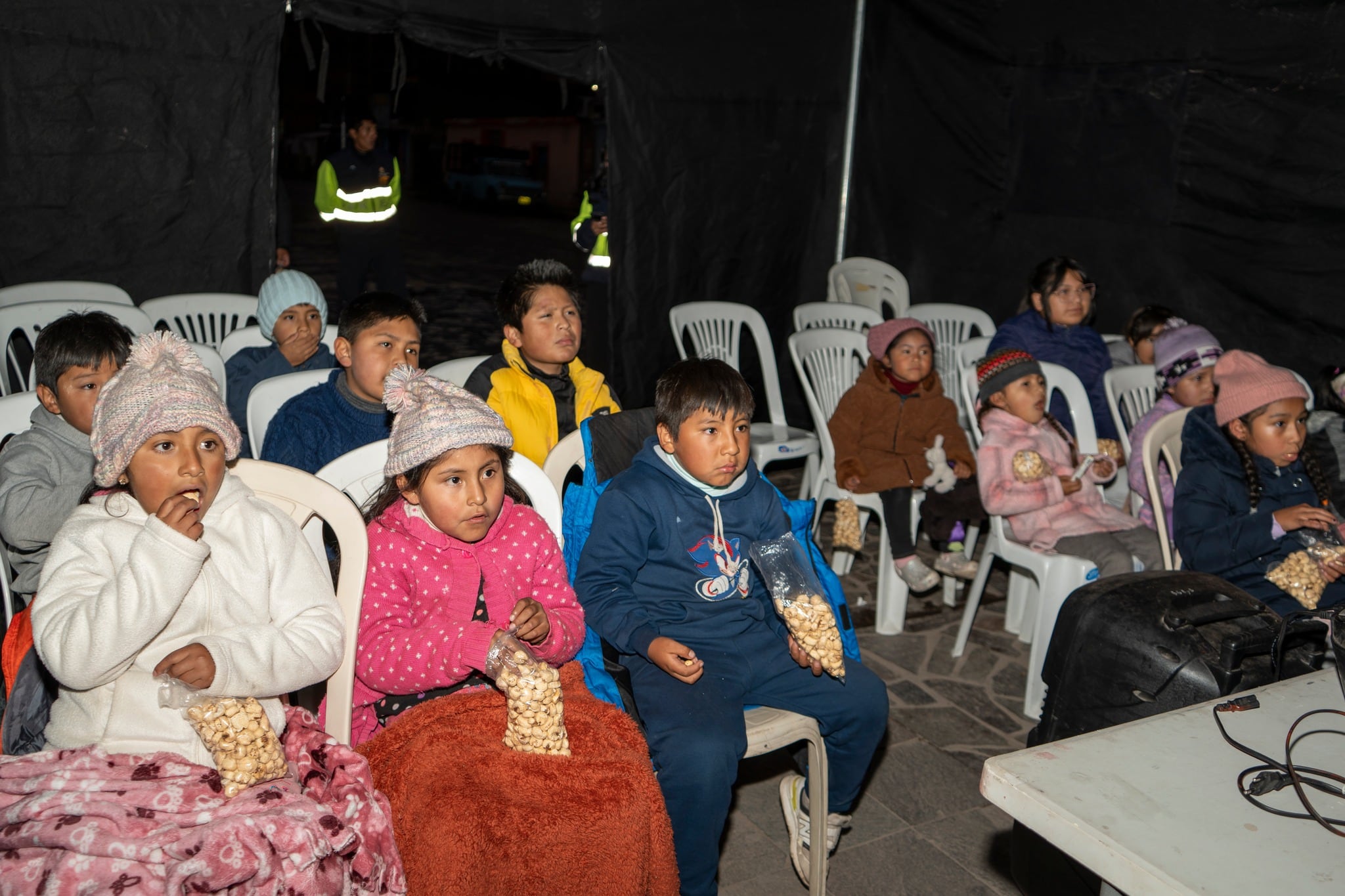 Menores acuden abrigados para disfrutar de las películas