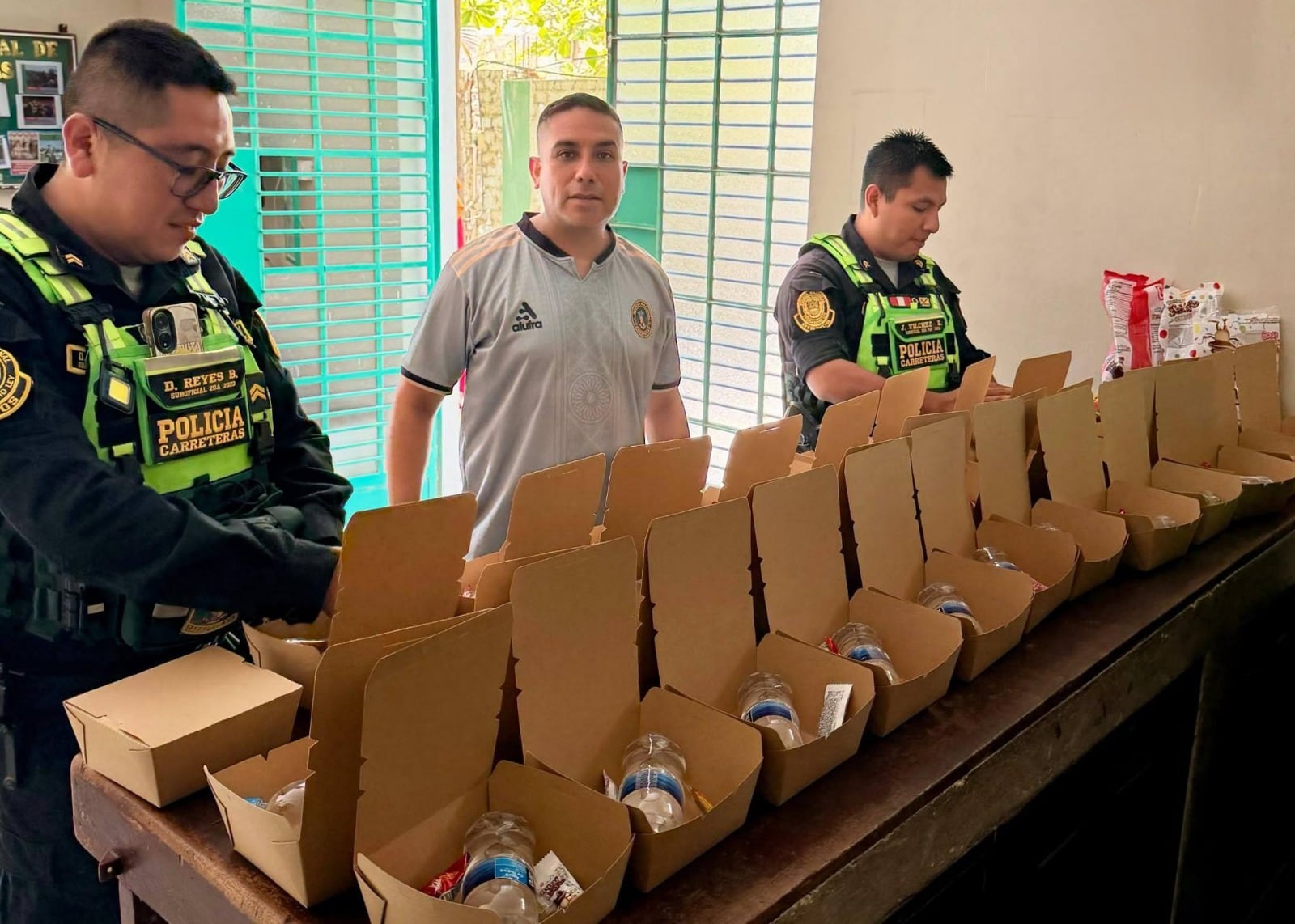 Entregan refrigerios a familiares de pacientes.
