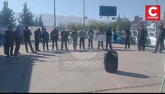 Protesta de trabajadores de seguridad a exteriores de EsSalud de Huancayo.