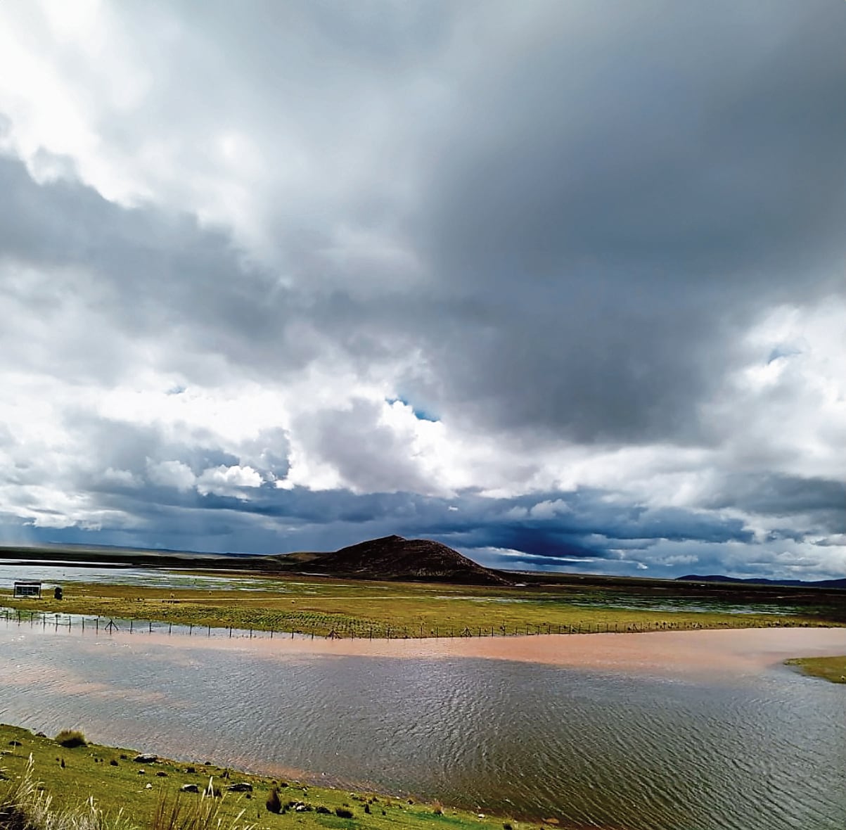 Comunidades de Junín preocupadas con contaminación del lago Chinchaycocha, donde nace el Mantaro