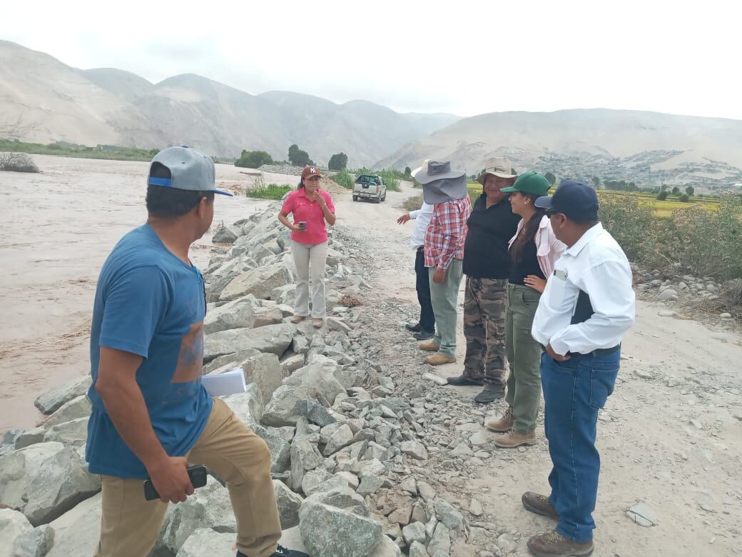 Autoridades de Camaná constataron aumento del caudal del río. Foto: cortesía.