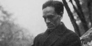 Vallejo a veces trata a Dios de “tú a tú”, reclamándole por la condición humana y la fragilidad de la existencia.