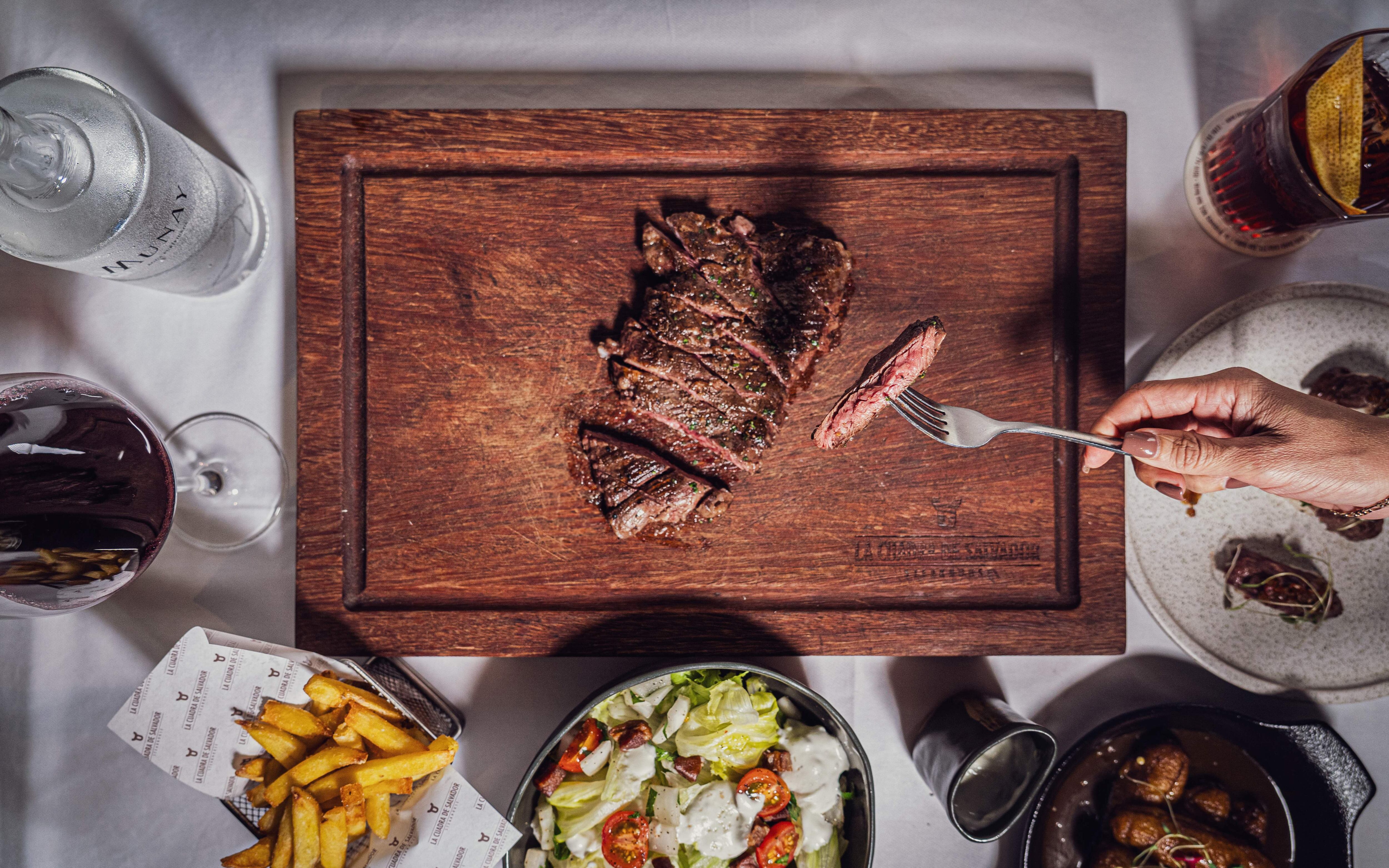 El tiempo de cocción varia por el grosor del corte, así como por la temperatura, mientras más grueso el corte, menor intensidad de brasa y mayor el tiempo que va a requerir.