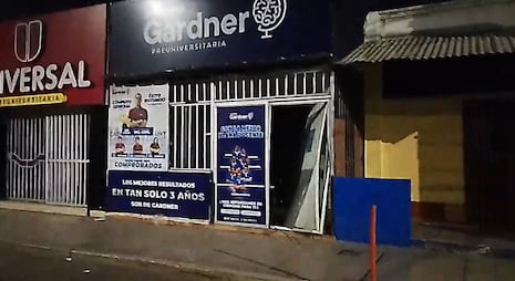 Trujillo: Delincuentes destrozan puerta de academia preuniversitaria