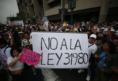 Comerciantes de Mesa Redonda protestaron frente al Congreso en rechazo a Ley 31980 (FOTOS)