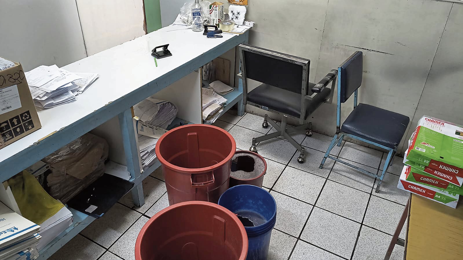 Tuberías habrían rebasado porque arrojaron basura al desagüe y tuvieron que colocar baldes en hospital III Yanahuara. Foto: GEC.