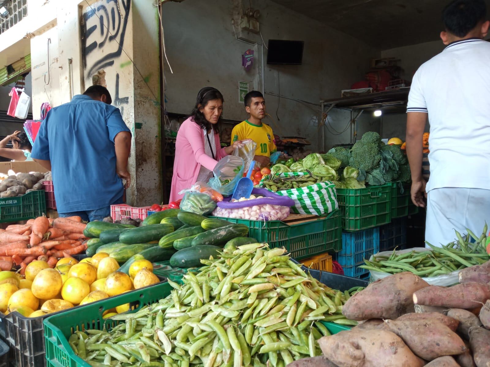 Comerciantes y amas de casa se sienten preocupadas ya que la venta baja y a las madres no les alcanza el dinero para comprar para la semana. Decano del Colegio de Economistas señala que las lluvias han dejado situación crítica que hace que afecte la economía en la región Piura.