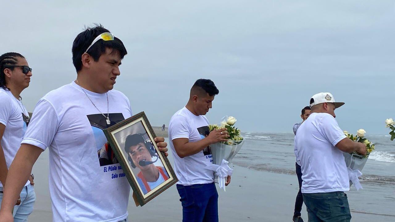 Los familiares del joven piloto Mayt Jiménez y del mecánico Boris Corrales, exigieron que autoridades competentes cierren la entidad privada mientras se realiza la investigación de este accidente registrado el año pasado. La escuela reinició actividades en febrero último, pero aseguraron que tienen nuevos directivos.