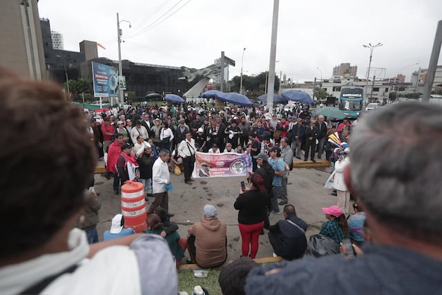 Marcha convocada por Juntos por el Perú se desarrolla bajo estricto resguardo policial