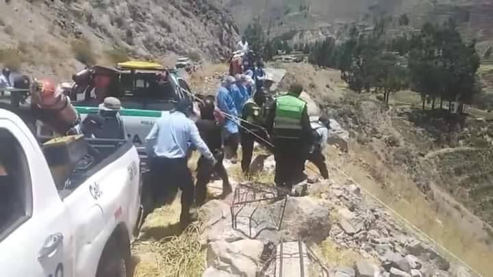 Los agentes llegaron para sacar los cuerpos. (Foto: GEC)