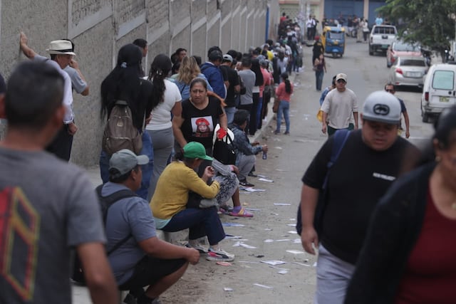 Se apertura las mesas de sufragio en el colegio San Luis Gonzaga de SJM, personas aún tienen quejas por el trabajo del personal de ONPE (Fotos: Julio Reaño/@photo.gec)