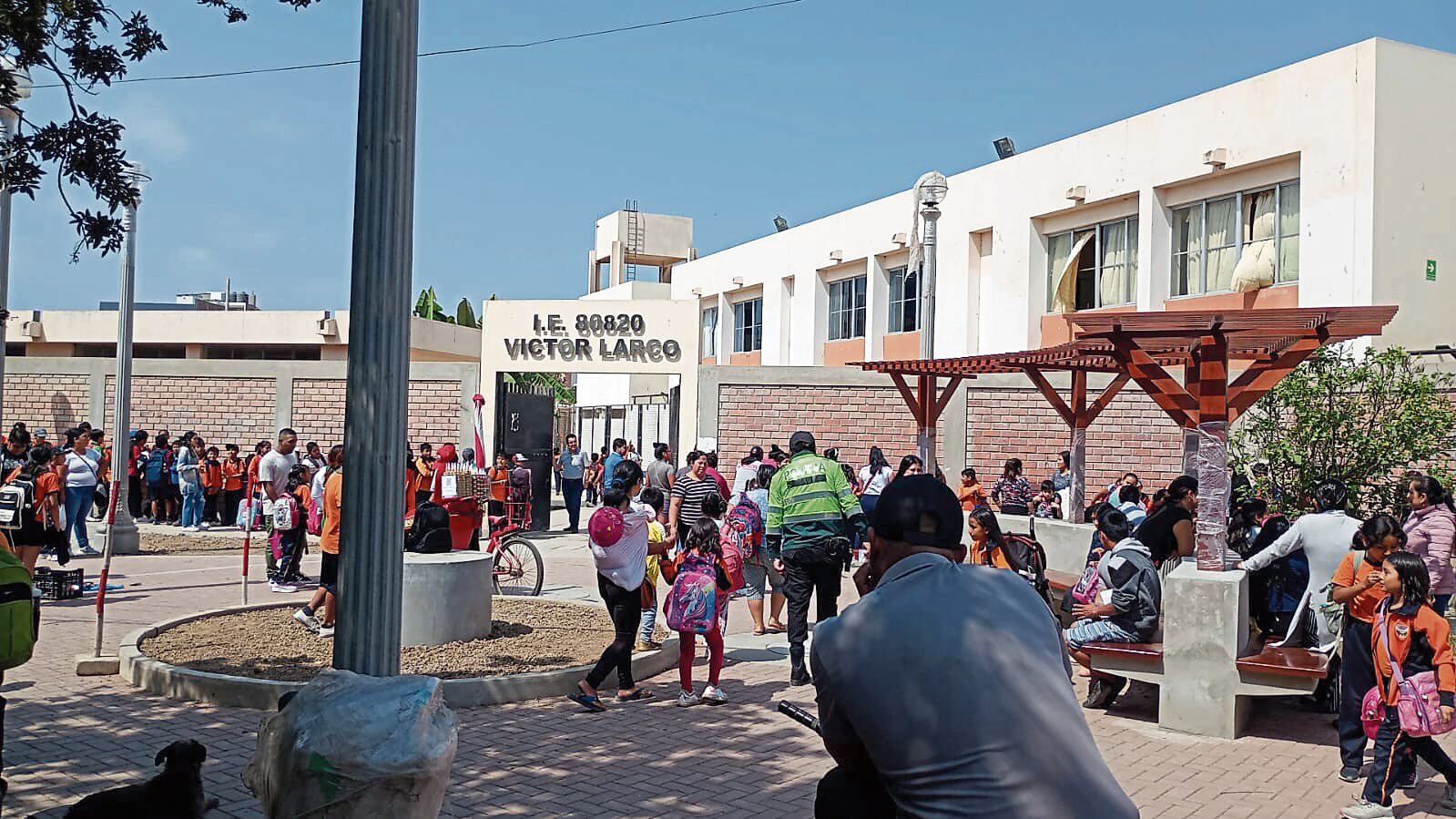 La Policía apunta contra Jhonsson Cruz, cabecilla de esta organización criminal. Estado ha implementado estrategia para custodiar escuelas particulares y públicas, pero hace falta más personal porque trabajo es intermitente, explica el presidente de Asociación de Directores de La Libertad, Juan Yáñez. Soldados deberían sumarse.