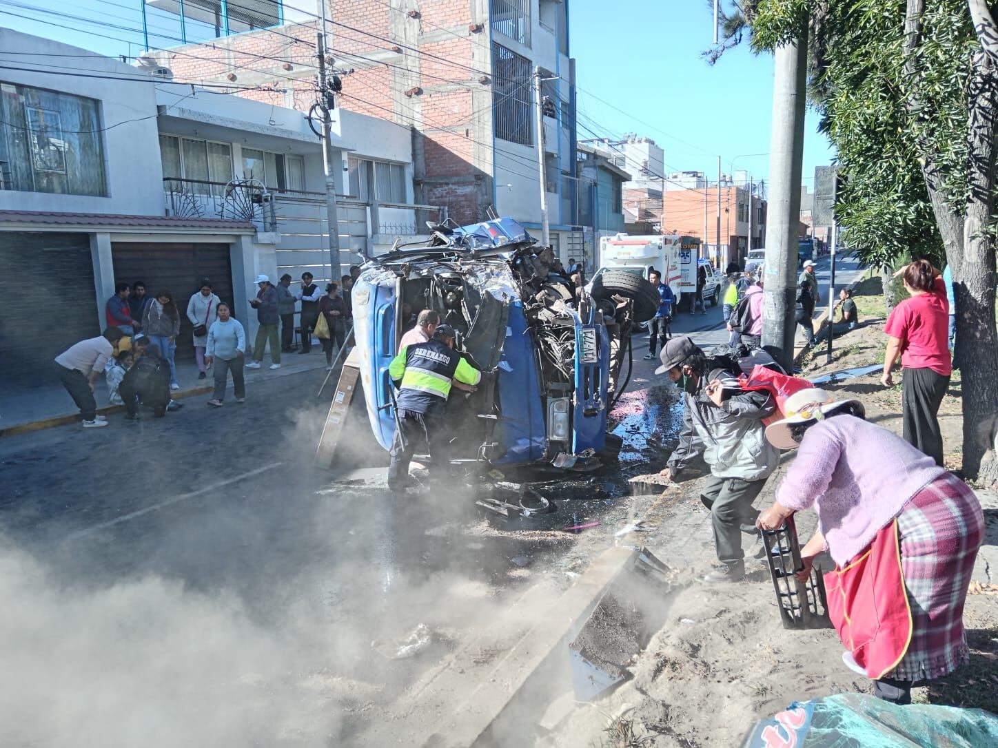 Accidente de tránsito en José Luis Bustamante y Rivero deja una persona fallecida y varios heridos. Foto: GEC.