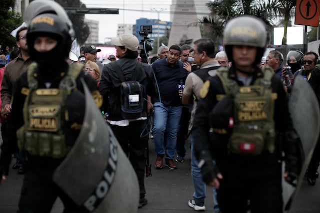 Marcha convocada por Juntos por el Perú se desarrolla bajo estricto resguardo policial