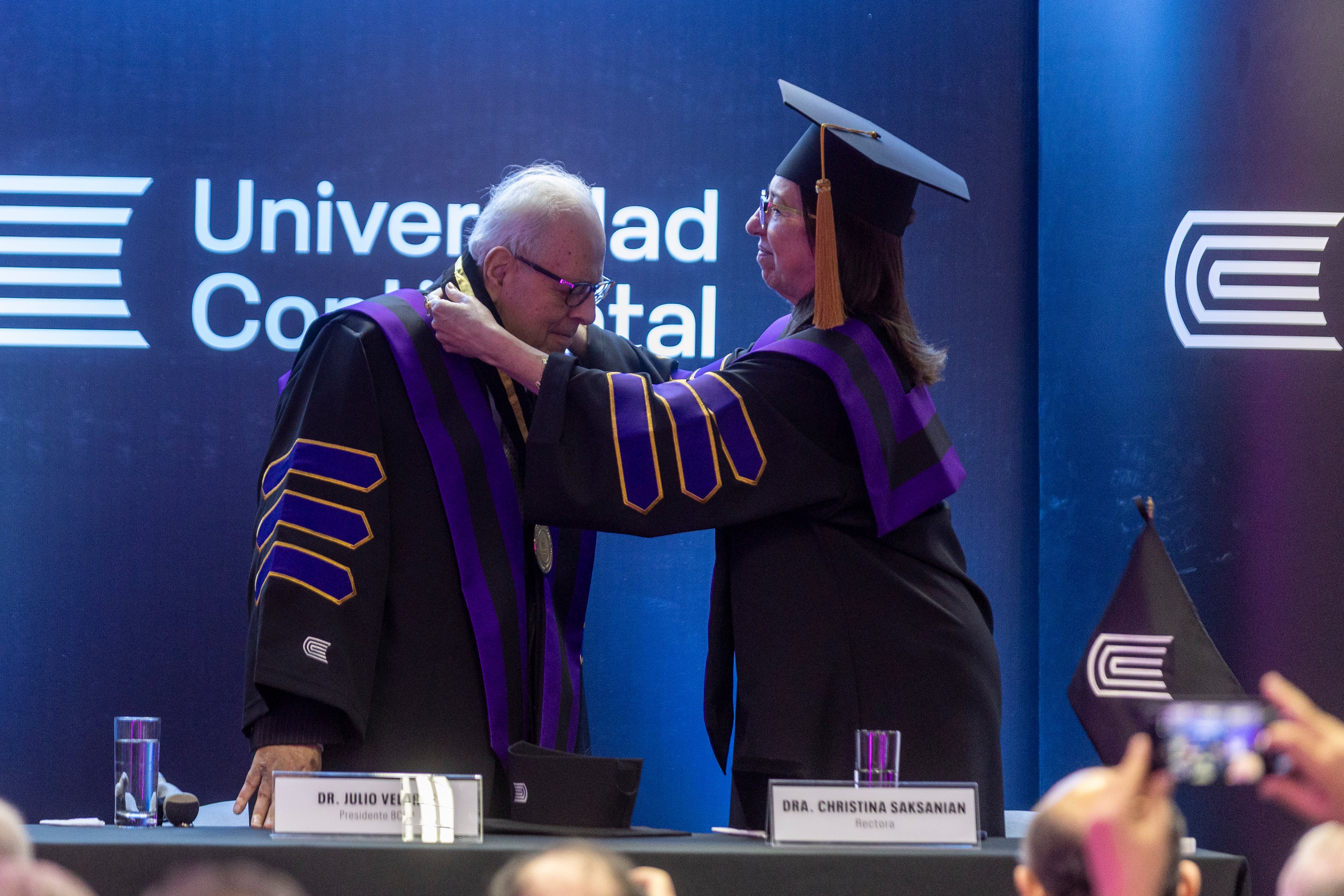 Esta no es la primera vez que Velarde es condecorado. La Universidad Continental también le otorgó el título como Doctor Honoris Causa. (Foto: Mario Zapata N. / @photo.gec)