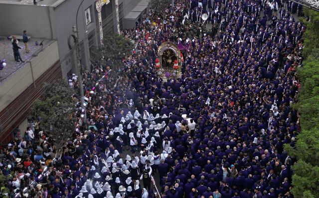 Multitudinaria primera salida del Señor de los Milagros en el Centro de Lima