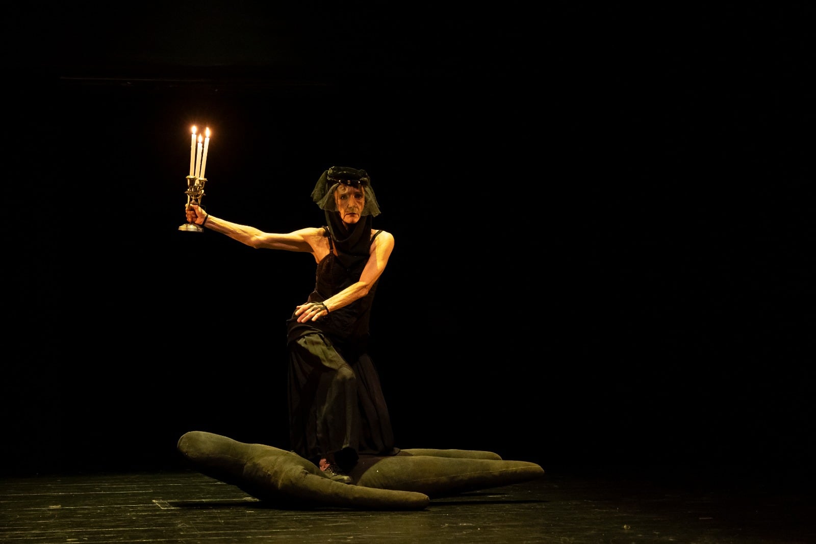 La reconocida coreógrafa Mirella Carbone propone un viaje sensible por la memoria corporal en una temporada de solo ocho funciones en el Teatro La Plaza.