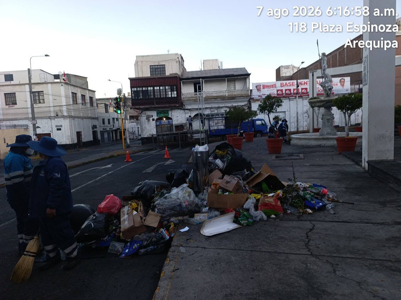 Plaza España en Arequipa amaneció con áreas verdes dañadas y basura tras concierto de Arequipa Avancemos. Foto: La Vanguardia Noticias/Facebook.