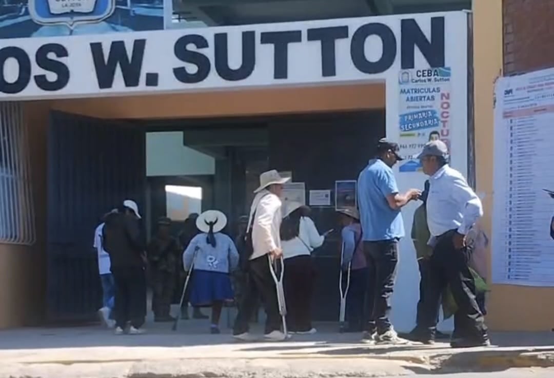 Adultos mayores y personas con discapacidad ejercen su derecho al voto en el colegio Carlos W. Sutton, en La Joya (Foto: Graciela Fernández/@photo.gec)